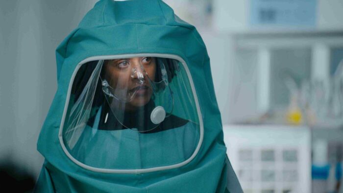 THE FORTRESS Selome Emnetu as Esther Winter at the Pantogena ighg risc lab Photo Lukas Salna Maipo Film Viaplay fotor 20250325104316 1536x1023